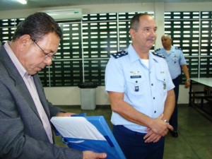 O gestor Marcos Alvim e o comandante do 7º Comar, Brigadeiro Perez, nas comemorações da escola