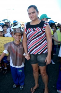 Daniele Assunção e o filho Nícolas se uniram à passeata escolar.