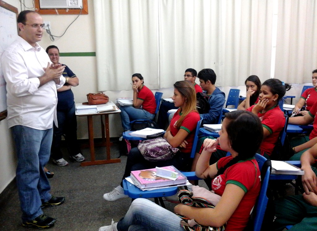 Secretário da Seduc, Rossieli Silva, visitou a escola Senador João Bosco de Lima (bairro Cidade Nova) e forneceu instruções aos estudantes inscritos no Enem