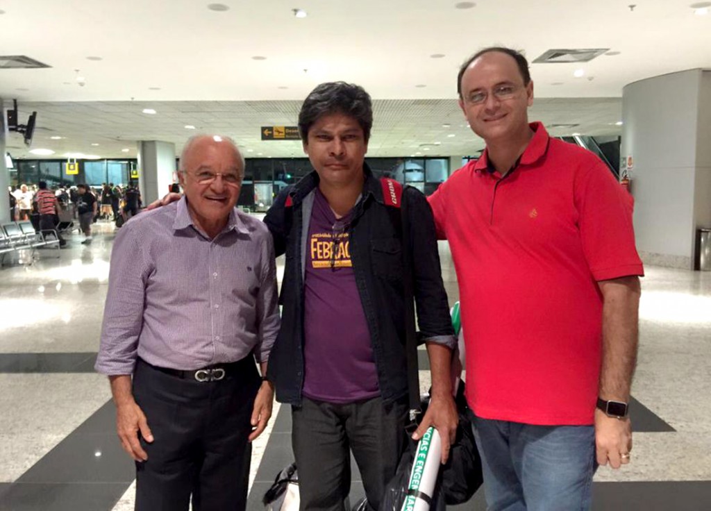Professor coordenador dos projetos, Wadson Benfica (ao centro),  ao lado do governador José Melo e secretário da Seduc, Rossieli Soares.