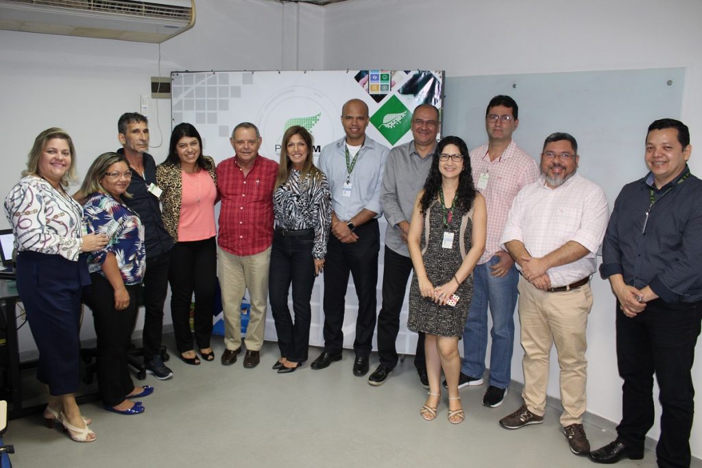 Presidente da PRODAM Fábio Naveca e secretário da SEDUC Gedeão Amorim com a equipe técnica do projeto
