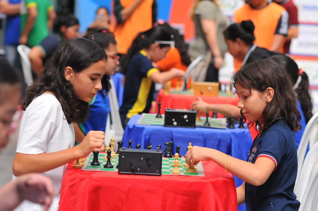 Parceria promove aulas e campeonato de xadrez a alunos da rede