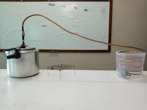 Destilador por arraste a vapor desenvolvido por estudantes