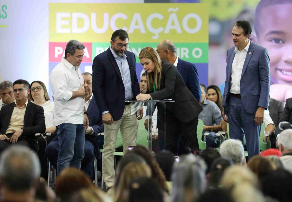 Assinatura pacto pela educação_Euzivaldo Queiroz-Seduc (164)