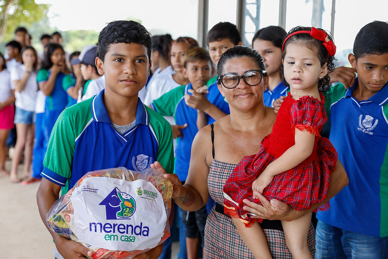 SECOM Merenda em Casa Cleonice Ferreira e filho FOTO Mauro Neto