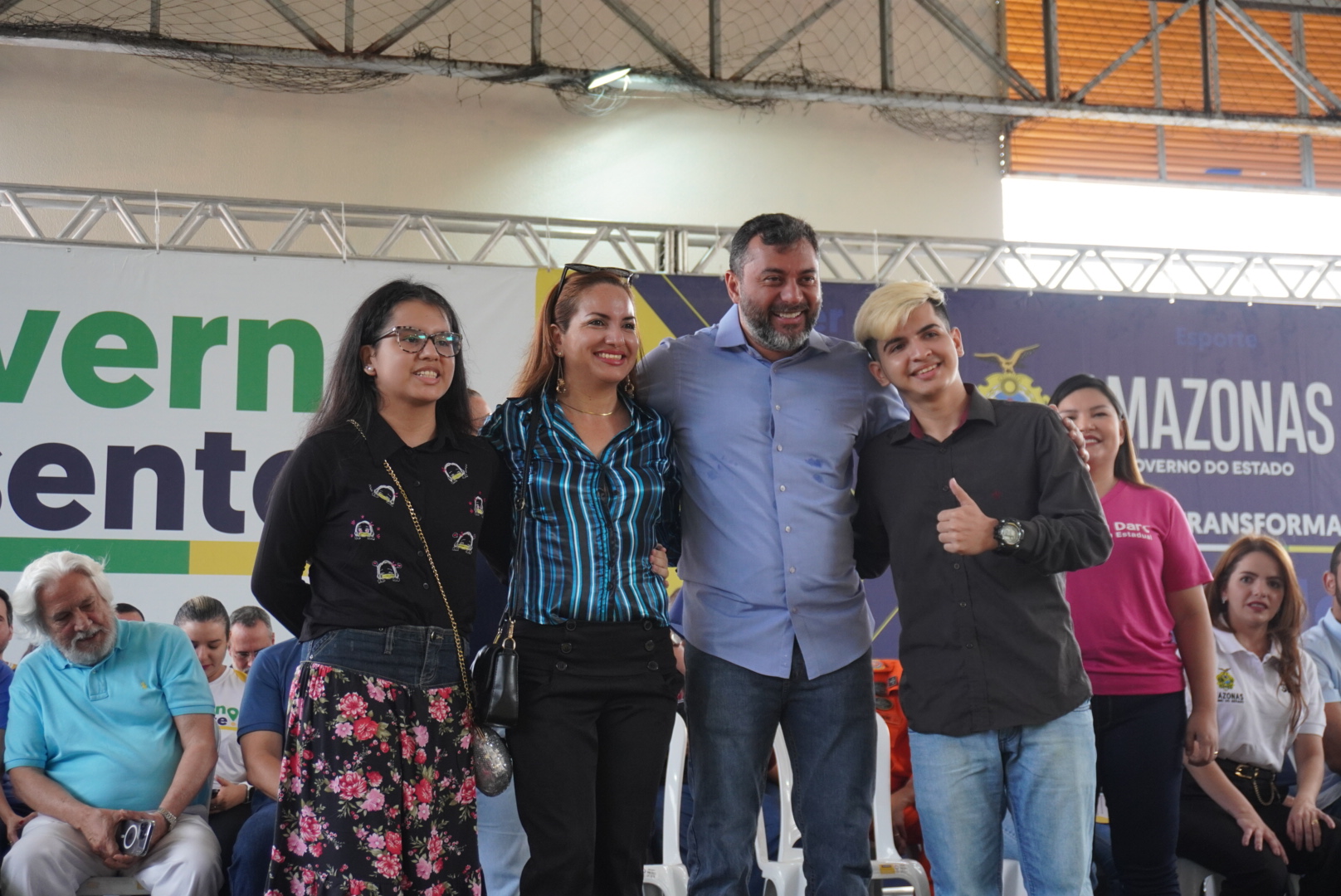 Aluno Dario Valles Lao com a família e o governador Wilson Lima Educação Governo Presente Foto Hitalo Kleto