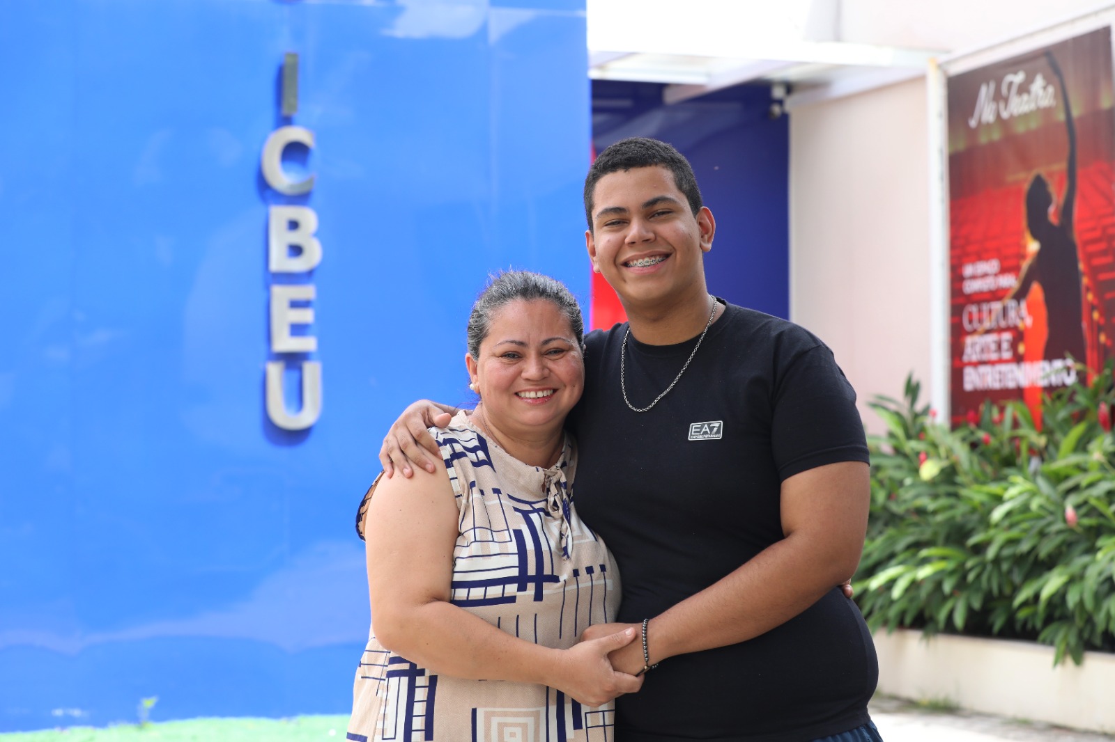 Educacao Primeiro dia de aula Jovem Bilingue Karoline Jesus e Joaquim Mateus Foto Euzivaldo Queiroz